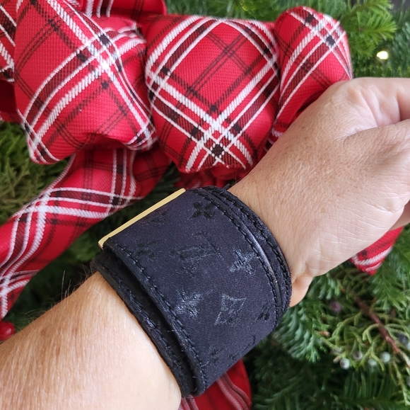 Luxury Louis Vuitton ♥️ 🤎❤ Bracelet Black with beautiful Gold hardware - Picture 4 of 8